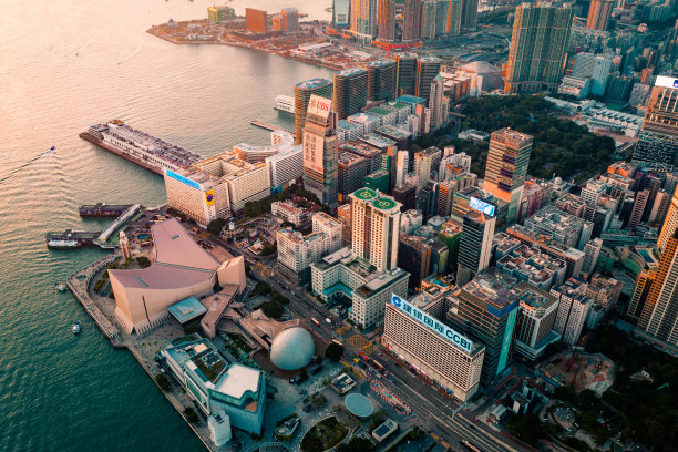 无人机拍摄的尖沙咀和维多利亚港的日落照片图片下载