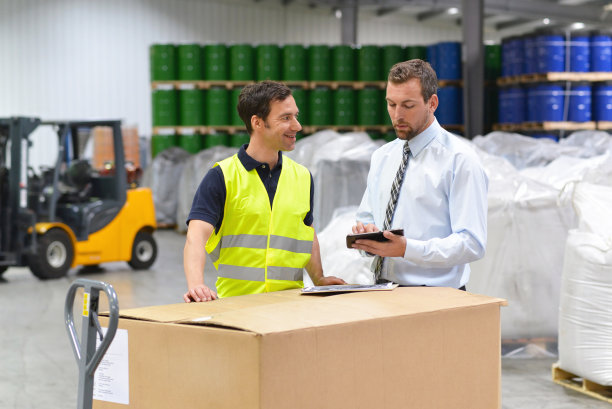 物流行业的一群经理和工人在一个化学品仓库工作图片下载