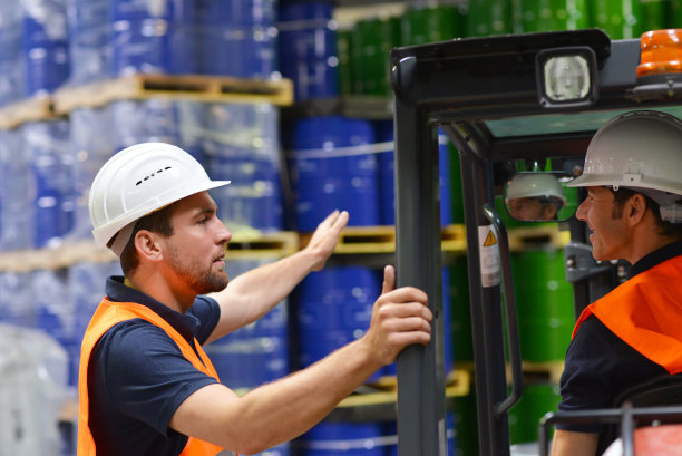 物流行业的一群工人在一个有化学品的仓库里工作图片下载