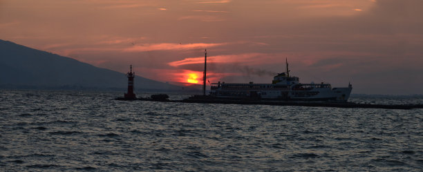 在夕阳下的客轮上图片下载