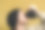 白人从一个黑色的杯子里喝水，一个戴着黑色帽子的年轻人的肖像，特写镜头图片下载