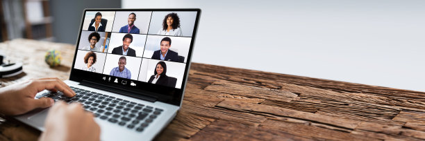 商人用笔记本电脑看新闻图片下载