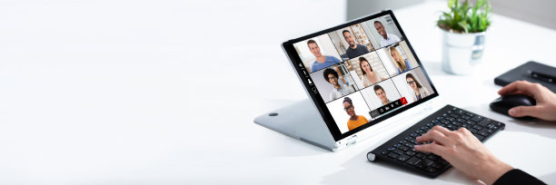 女人在家里用笔记本电脑选择新房子图片下载