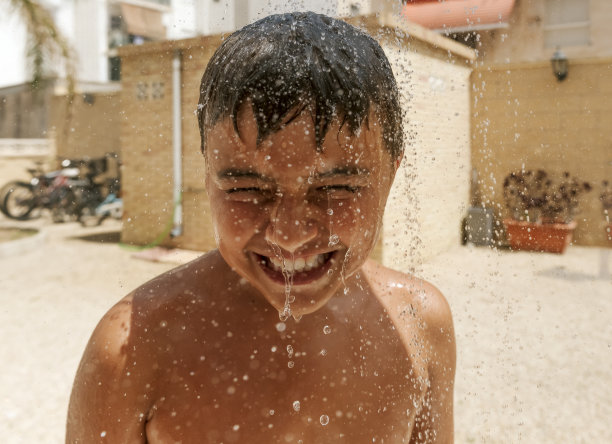 一个孩子在夏天洗澡时的脸部特写图片下载