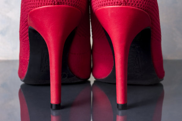 红色细跟靴图片下载