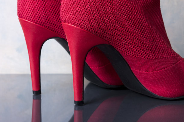 红色细跟靴图片下载