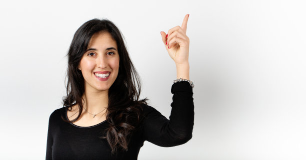 长着黑色长发的白人妇女的肖像图片下载