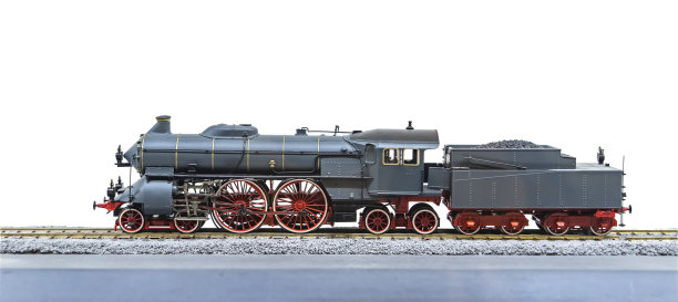 白色背景上的老式火车机车模型图片下载