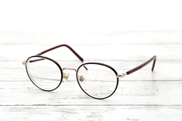 时尚的棕色镜框眼镜图片下载