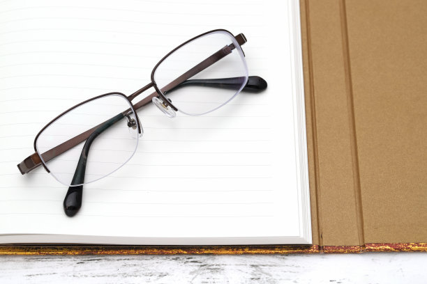 眼镜和打开的笔记本图片下载