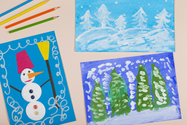 儿童圣诞画拼贴画。儿童创造力的运用。幼儿园和手工学校。孩子画了一棵冬天的圣诞树和一个雪人。图片下载