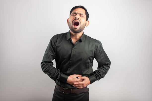 有阑尾炎症状的年轻亚洲男子图片下载