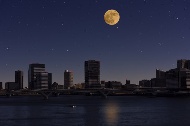 满月升起在东京湾地区图片下载
