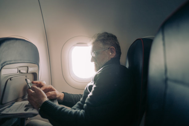 在飞机上用电话的人图片下载
