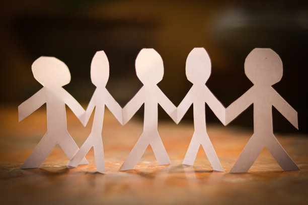 纸人牵手。图片下载