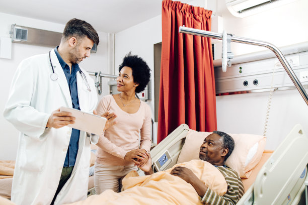 医院里的一位老人，他的女儿和医生来看他图片下载