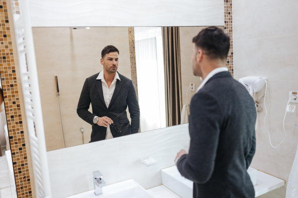 对自己在镜子里看到的感到满意图片下载