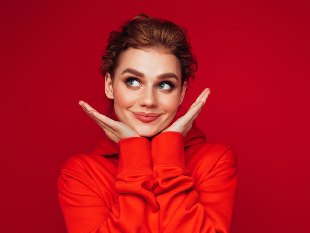 时尚的快乐的女人穿着连帽衫的特写照片图片下载