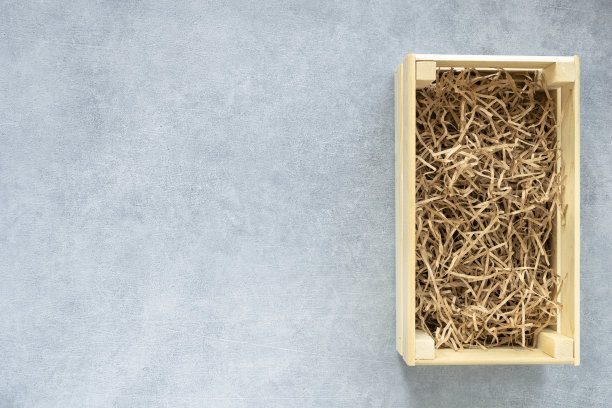 木盒的顶视图生态礼物填充装饰切碎的白色纸在灰色背景复制空间平躺图片下载