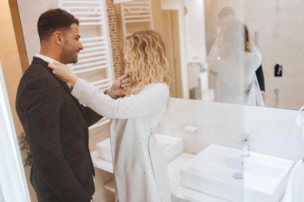 漂亮的情侣在浴室里准备图片下载