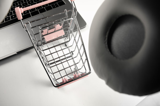 白色背景上的电脑、购物车和耳机图片下载