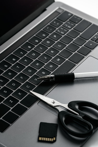 电脑，钢笔和剪刀在白色背景板图片下载