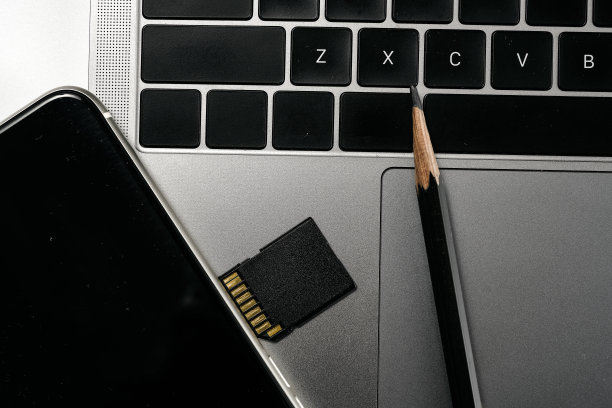 电脑，手机，笔和记忆卡在白色的背景板图片下载