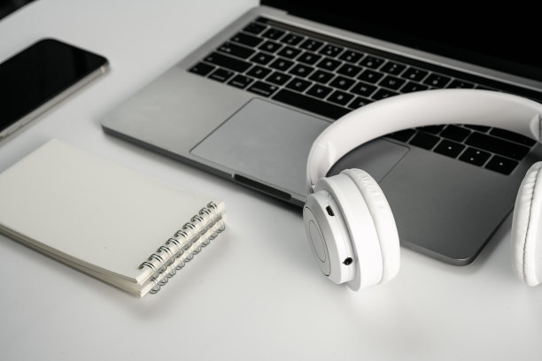 电脑，放大镜，眼镜，耳机和手机的白色背景板图片下载