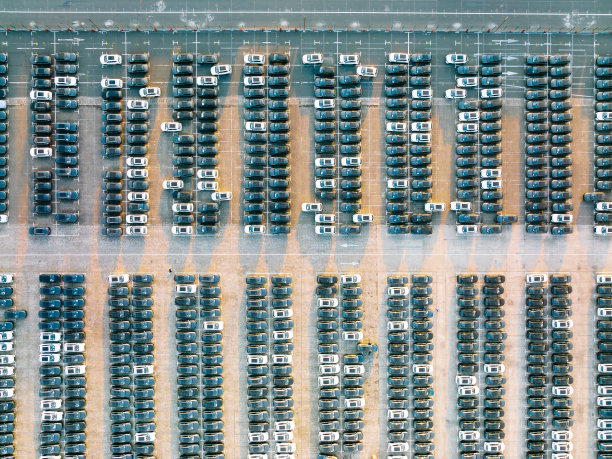 鸟瞰停放的汽车。图片下载