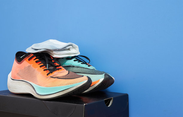 跑步鞋和袜子放在盒子上，用于运动后受伤后休息的概念图片下载