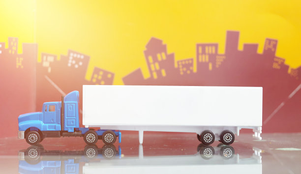 以城市为背景的集装箱卡车玩具图片下载