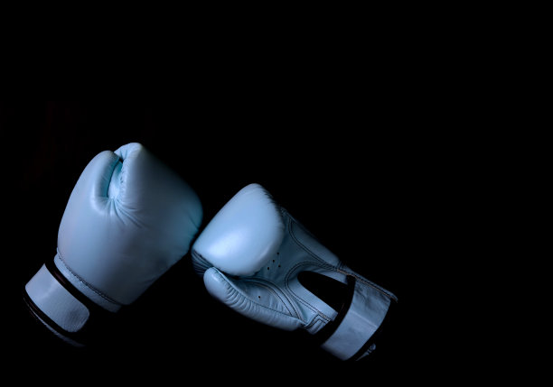 蓝色拳击手套在运动上黑色图片下载