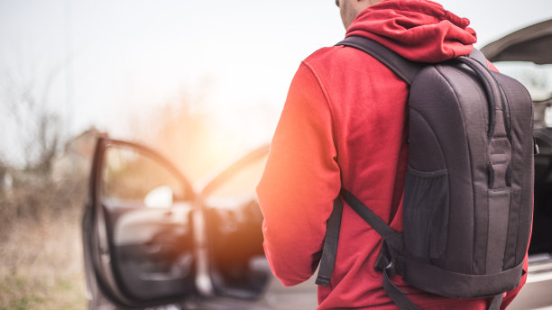 年轻英俊的西班牙裔汽车被盗图片下载