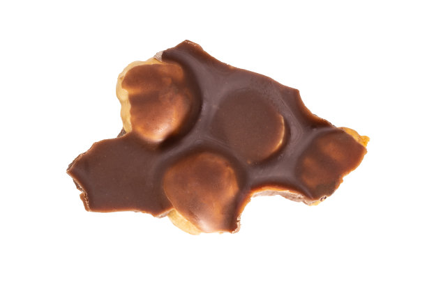 白色背景上的一块巧克力和花生图片下载