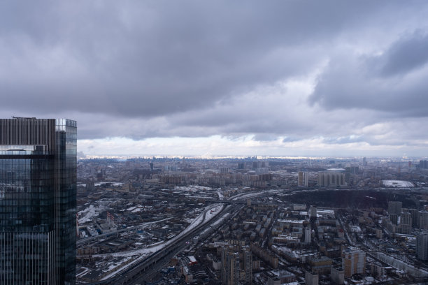 从莫斯科城楼俯瞰。冬季城市的全景图片下载