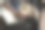 一名男子在自助洗车中心用抹布擦车图片下载