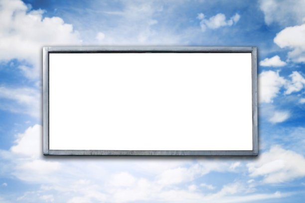 空白背景广告牌。多云蓝天广告纹理。空的复制空间海报指示牌面板。路边的街道横幅。图片下载