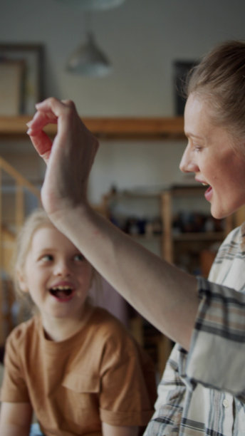 一个女孩看着一个女人唱歌，试着重复图片下载