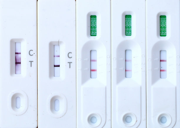 COVID-19拭子检测呈阳性的抗原检测试剂盒。冠状病毒自我鼻或家庭测试，封锁和家庭隔离概念。图片下载