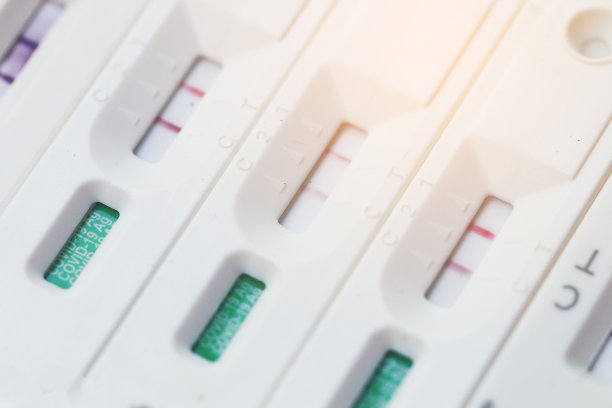 COVID-19拭子检测呈阳性的抗原检测试剂盒。冠状病毒自我鼻或家庭测试，封锁和家庭隔离概念。图片下载