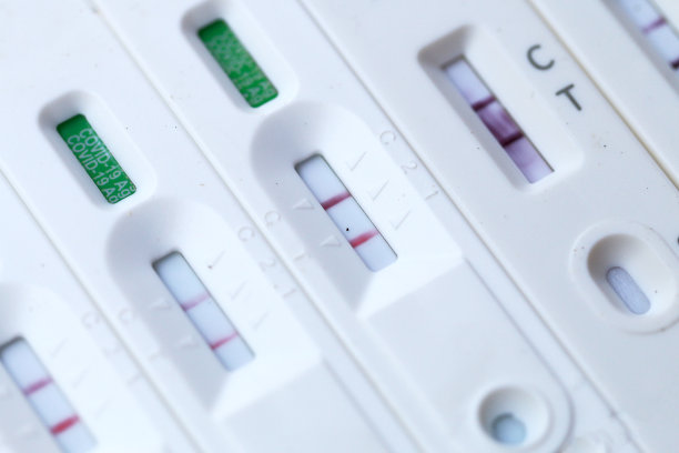 COVID-19拭子检测呈阳性的抗原检测试剂盒。冠状病毒自我鼻或家庭测试，封锁和家庭隔离概念。图片下载