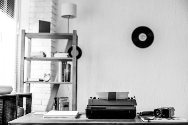 老式打字机放在木桌上图片下载