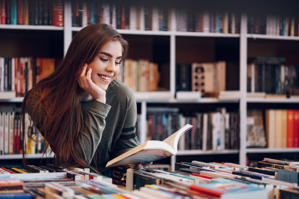 在书店买书的女人图片下载