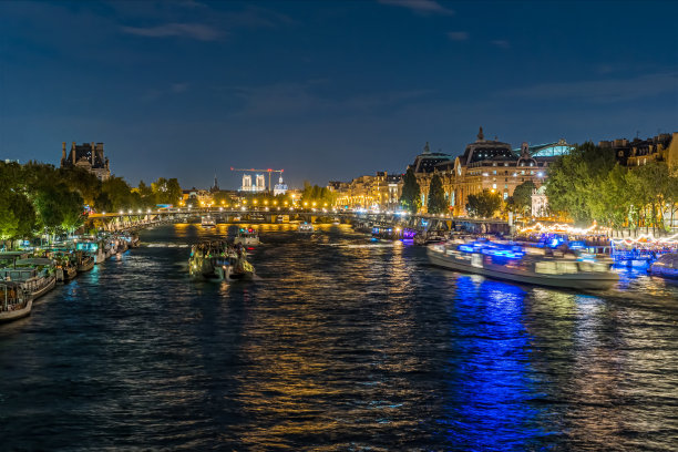 夜间巡游在塞纳河上巴黎著名的纪念碑交通和桥梁图片下载
