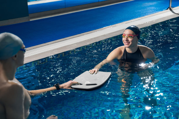 教练和一个年轻女人在泳池里图片下载
