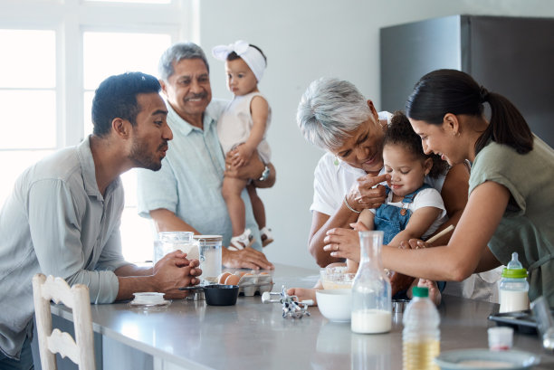 这张照片拍摄的是一个几代人的家庭在厨房里一起烘焙图片下载