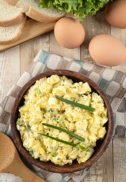 木桌上放着一碗鸡蛋沙拉图片下载