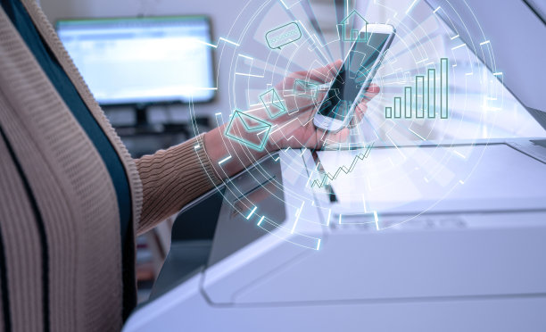 女性的手用手机工作，关于网络技术图标统计，电子邮件。图片下载