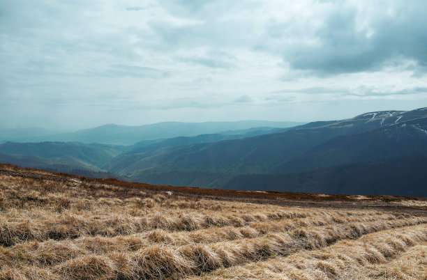 春日阴天的雪峰风光图片下载
