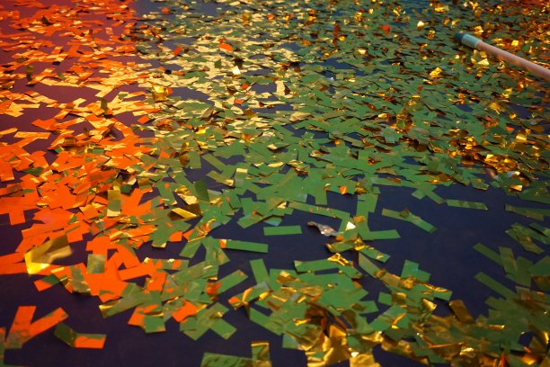 金灿灿的五彩纸屑散落在地板上图片下载